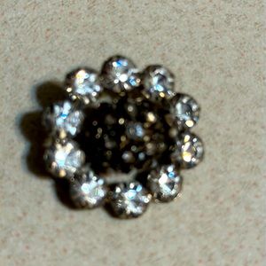 Vintage silver tone round rhinestone broach (572)